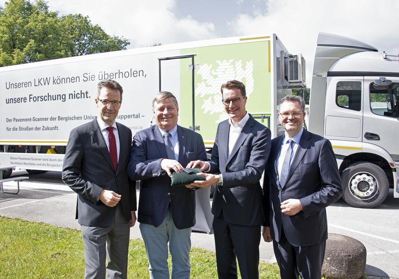 v.l.: Uni-Rektor Prof. Dr. Lambert T. Koch, Prof. Dr.-Ing. Hartmut Beckedahl (SE-SB), NRW-Verkehrsminister Hendrik Wüst, Bodo Middeldorf (FDP Landtagsabgeordneter, Sprecher Verkehrsausschuss)