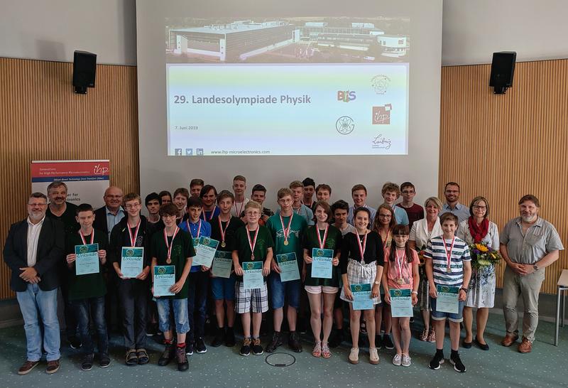 Glückliche Schülerinnen und Schüler bei der Siegerehrung der Landesolympiade Physik 2019 im IHP. 