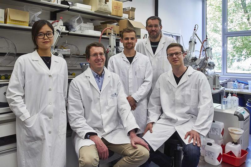 From left to right: Dr. Yan-Ni Shi, Prof. Helge Bode, Janik Kranz, Peter Grün und Andreas Tietze.