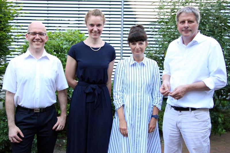 (v.l.) Prof. Dr. Marco Rieckmann, Prof.in Dr.in Marie-Christine Vierbuchen, Dekanin Prof.in Dr.in Nina Oelkers und Präsident Prof. Dr. Burghart Schmidt. 