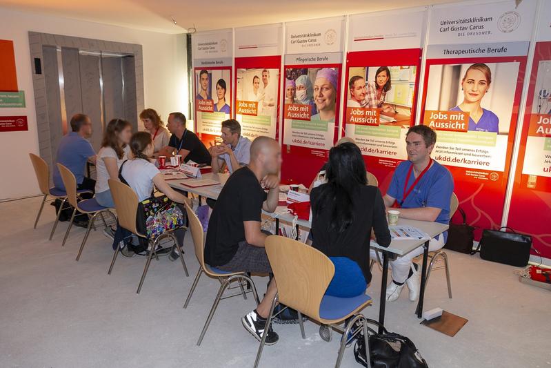 Das 2018 erstmals zur Langen Nacht der Wissenschaften vom Dresdner Uniklinikum angebotene Job-Speed-Dating wurde rege angenommen. 