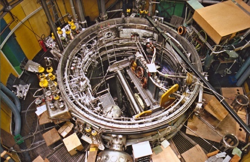Die ITER-Modellspule ist in TOSKA eingesetzt. Nach Abschluss der Anschluss- und Verrohrungsarbeiten wird die Spulentesteinrichtung mit einem ca. 5 Meter durchmessenden Deckel verschlossen und das Innere auf Temperaturen von -269°C abgekühlt.