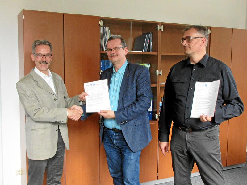 Prof.T.Kirste(Institutsdirektor Institut für Visual and Analytic Computing),Prof.M.Nowottnick(Dekan der INF)Prof.K.Wolf (Institutsdirektor Institut für Informatik)bei der Übergabe der Gründungsurkunde