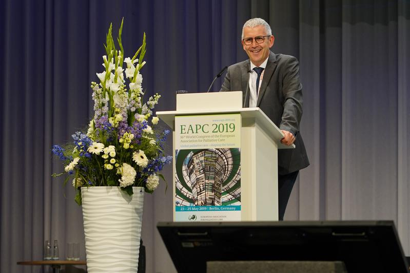 Prof. Dr. med. Christoph Ostgathe, frisch gewählter Präsident der European Association for Palliative Care (EAPC), beim Closing des 16. EAPC-Weltkongresses in Berlin mit über 3.000 Teilnehmenden. 