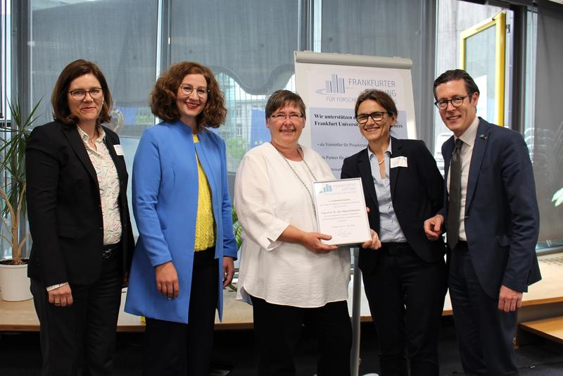 Prof. Dr. Maud Zitelmann (Mitte) erhält den Publikationspreis der Frankfurter Stiftung für Forschung und Bildung.
