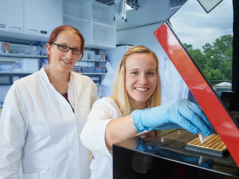 Dr. Nora Karnowski (links) und Dr. Maren Hamann (rechts) von der Universität Bonn arbeiten im Life Science Inkubator am Forschungszentrum Caesar an der zukünftigen Ausgründung Clickmer Systems. 