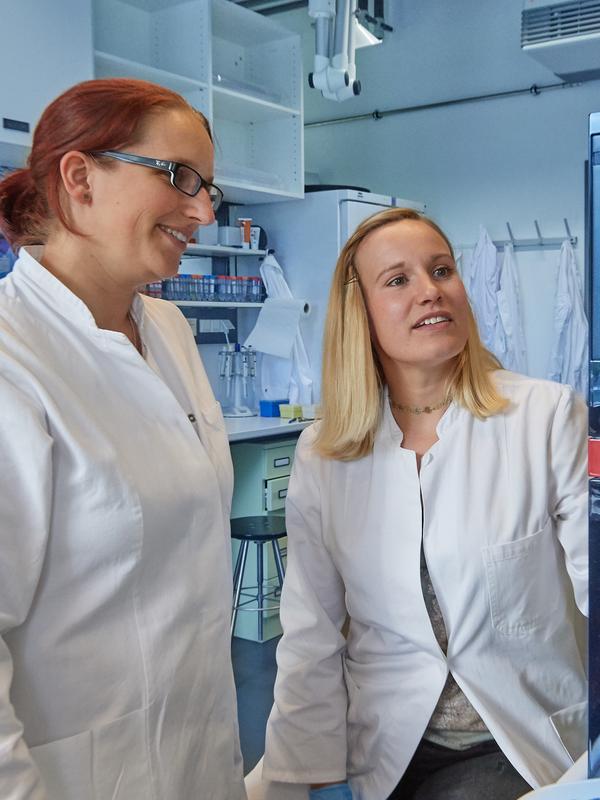 Dr. Nora Karnowski (links) und Dr. Maren Hamann (rechts) von der Universität Bonn arbeiten im Life Science Inkubator am Forschungszentrum Caesar an der zukünftigen Ausgründung Clickmer Systems. 