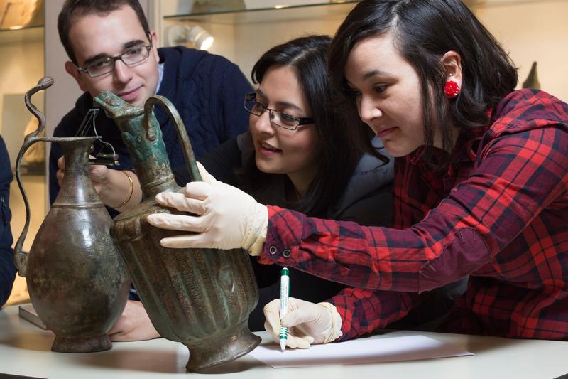 Studierende des Masterstudiengangs „Islamische Kunstgeschichte und Archäologie“ belegen ein Fach, das es in dieser Form nur in Bamberg gibt. Es ist 