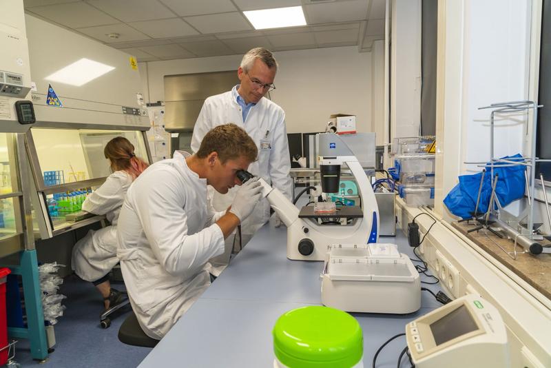 Olympiasieger Tom Liebscher betrachtet Mini-Tumoren unter dem Mikroskop, die Prof. Hanno Glimm, Mitglied im Geschäftsführenden Direktorium des NCT/UCC Dresden, für die Krebsforschung nutzt.