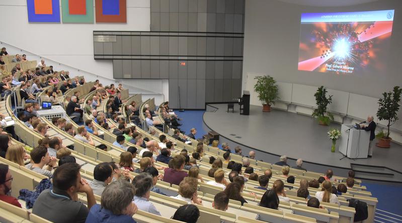 Prof. Mourou sprach in seinem Festvortrag über „Passion Extreme Light“, die Forschung mit Höchstleistungslasern, aber auch seine persönlichen Erfahrungen bei der Verleihung des Nobelpreises 2018.