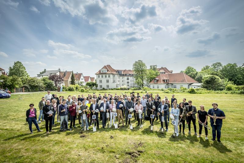 Jetzt noch grüne Wiese, bald aber schon werden hier die ersten Wände des Instituts für Musik an der HS Osnabrück stehen.