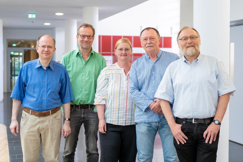 Die beteiligten Forscher aus Magdeburg: Dr. Rainer Pielot, Dr. Michael Kreutz, Prof. Dr. Daniela Dieterich, Dr. Karl-Heinz Smalla und Prof. Dr. Eckart Gundelfinger (v.l.n.r.). 