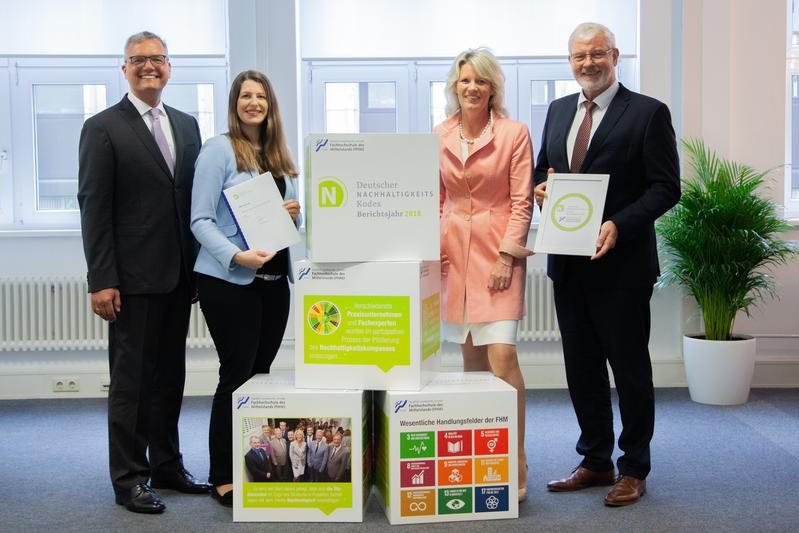 Prof. Dr. Dr. h.c. Volker Wittberg, Prorektor Forschung & Entwicklung, Elisa Goldmann, Center for Sustainable Governance, Prof. Dr. Anne Dreier und Peter Gödde (von links).