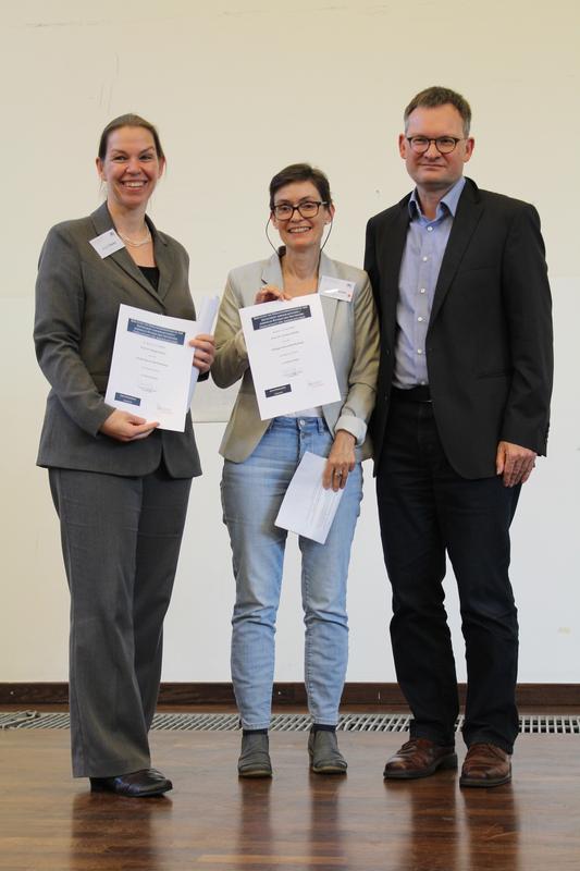 Birgit Däwes und Carmen Birkle erhalten ihre Ernennungsurkunden durch Philipp Grassert, Präsident der DfGA.