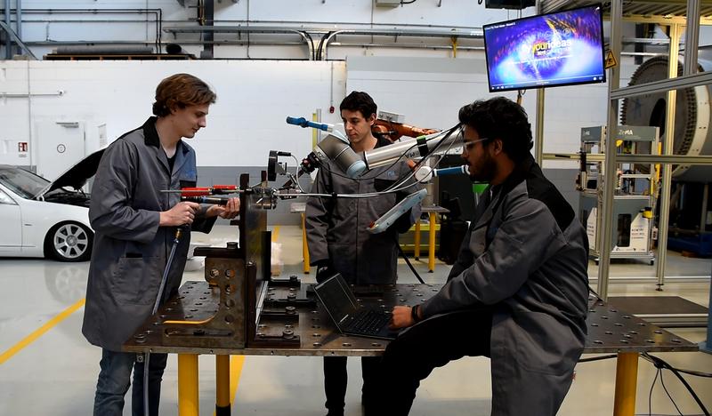 Daniel Gusenburger, Tobias Masiak und Aditya Gulati (v.l.) hämmerten Hunderte Niete in Metallplatten ein, sammelten mit drei Sensoren Daten und lernten ihr System an, zu erkennen, ob ein Niet sitzt.