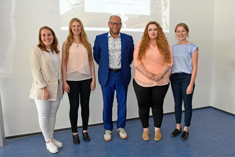 Von links: Lisa Nolden, Sofie Rünz, Dr. Andreas Hesse, Julia Gäffgen, Karolin Krengel.