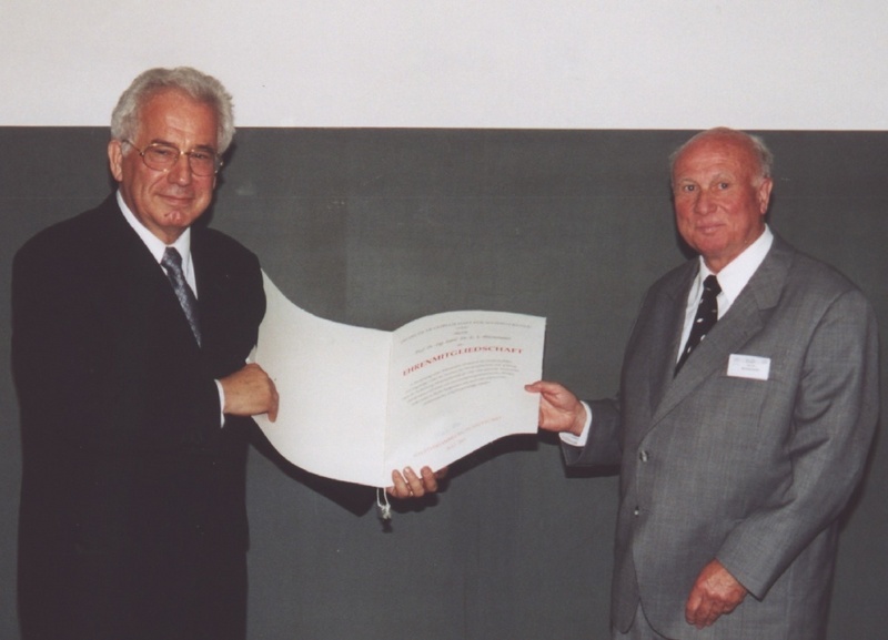Prof. Dr. Manfred Rühle, Vorsitzender der DGM und Direktor des Max-Planck-Instituts für Metallforschung (li.) überreicht Prof. H. Blumenauer die Urkunde (Foto: DGM)