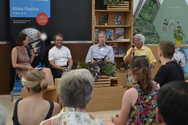 Diskussion zum Thema Kohleausstieg am 4. Juni 2019 im Klima-Pavillon Jena, v. l. Jana Liebe, Prof. Dr. Matthias Schirmer, Prof. Dr. Ulrich Lakemann, Prof. Dr. Guthke