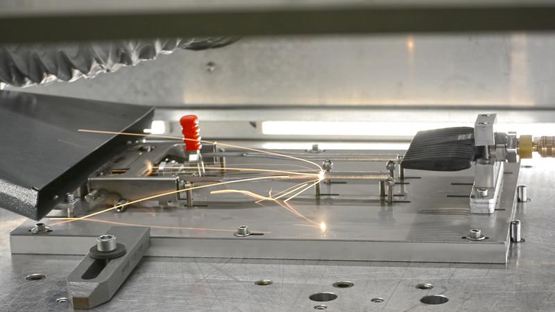 Das Laser-Remote-System bewegt den Laserstrahl mit bis zu 10 m/s über das Bauteil. Die Oberfläche des Metalls wird dadurch gereinigt und mit einer Furchenstruktur versehen.