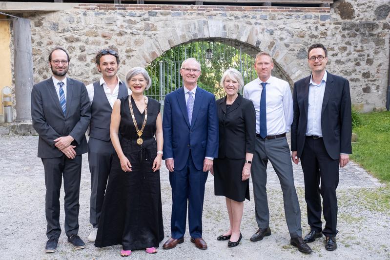 Donald C. Hambrick (v. l.), seine Frau Peg, Präsidentin Carola Jungwirth, die Vizepräsidenten Harry Haupt und Harald Kosch, Dekan Michael Grimm und Andreas König.