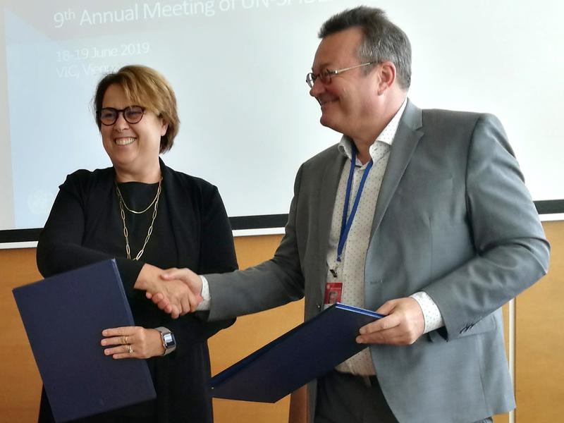 Unterzeichnung des Kooperationsabkommens in Wien: UNOOSA-Direktorin Simonetta Di Pippo und Prof. Dr. Klaus Greve von der Universität Bonn. 