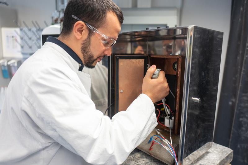 In dieser abgeschirmten Zelle testet Abdelilah El Arrassi die Nanopartikel in elektrochemischen Experimenten.