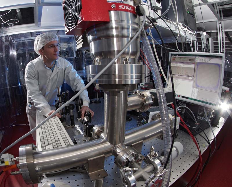 Physiker Dominik Hoff beim Bedienen eines Phasenmeters, das Laserpulse mithilfe von freigesetzten Elektronen vermessen kann.