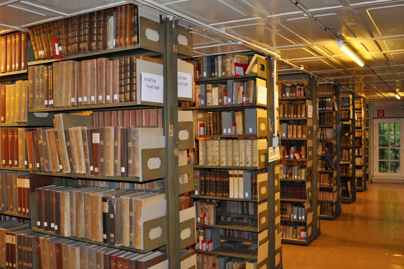 Closed stacks in the Municipial Academic Library Mainz