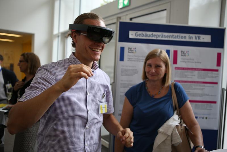 Christian Irmscher, Mitarbeiter der Fakultät Bauwesen, stellt die Anwendung digitaler Methoden im Bauingenieurwesen vor. (Rechts im Bild: Petra Förster, Leipziger Niederlassungsleiterin des SIB.)