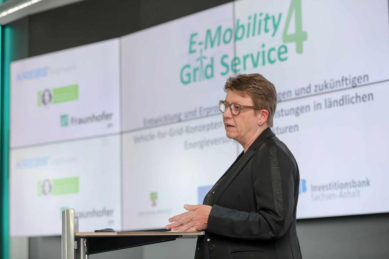 Umweltministerin Dalbert erläutert auf einer Präsentation des Projekts »E-Mobility4GridService« die Strategie Sachsen-Anhalts zur Förderung von Elektromobilität und klimafreundlichen Technologien.