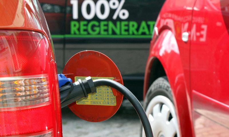 Der Energiebedarf einer steigenden Zahl von Elektrofahrzeugen ist groß. Er kann die Stromnetze, erst recht, wenn diese aus regenerativen Quellen gespeist werden, unter Druck setzen.