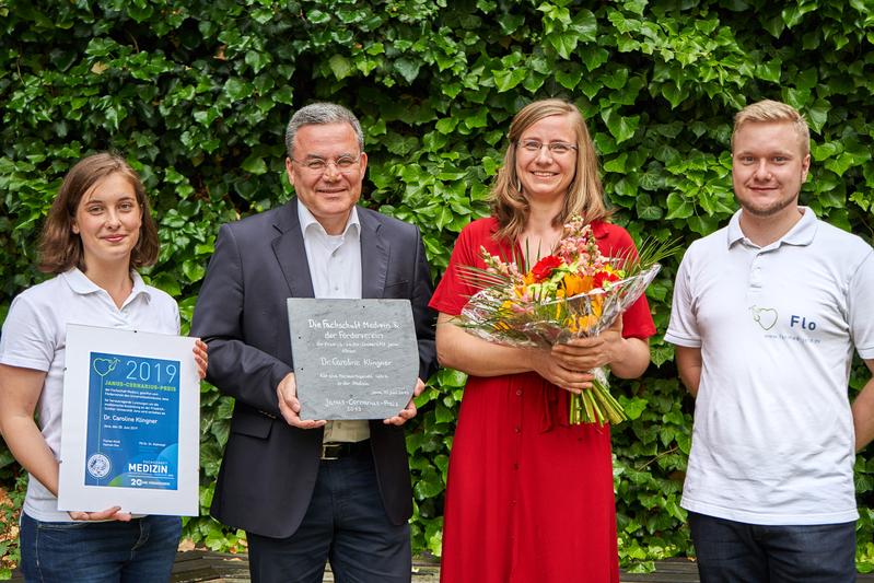 Dr. Caroline Klingner (3.v.l.) erhielt den diesjährigen Lehrpreis, der von Hannah Oxe (l.) und Florian Hickl (r.) und dem Vorsitzenden des Fördervereins PD Dr. Dr. Michael Kiehntopf übergeben wurde.