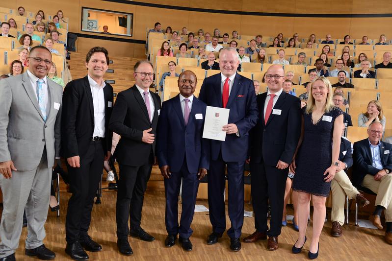 Dr. Stefan Liebing (3.v.r.) wurde von Hochschulpräsident Dr. Christoph Jansen (3.v.l.) mit einer Honorarprofessur ausgezeichnet. Anerkennung auch von Jean Marc MPay, Botschafter K