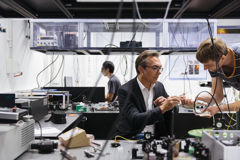 Jürgen Popp (left) and Tobias Meyer researched the rapid method for cancer diagnostics together with a team of scientists from Jena. 