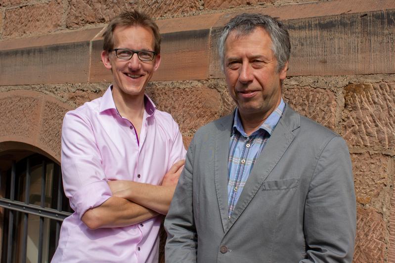 Prof. Dr. Peter Kolb (links) und Prof. Dr. Moritz Bünemann arbeiten an der Erforschung neuer Bindestellen für Arzneistoffe. 