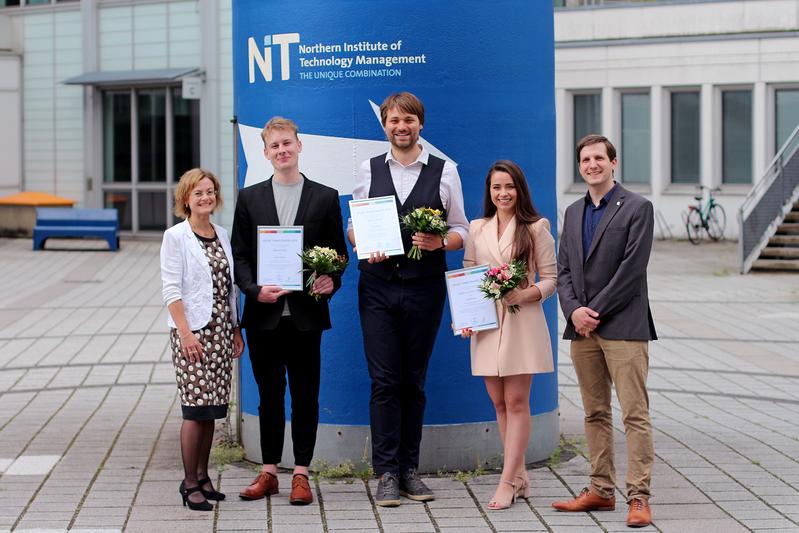 Foto (v.l.n.r.): Verena Fritzsche (Geschäftsführerin NIT), Marcel Otte, Marius Block, Kristina Jasmin Wolff, Wolfgang Höll (Admissions & Company Relations Manager NIT)