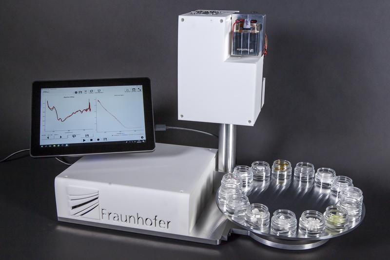 Forscher des Fraunhofer IAF stellen den Demonstrator des Messsystems auf der diesjährigen LASER World of PHOTONICS vor. 