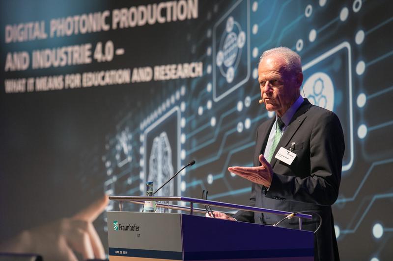 Prof. Reinhart Poprawe begrüßt die rund 280 Gäste des Symposiums »Digital Photonic Production und Industrie 4.0 – was heißt das für Bildung und Forschung?«.