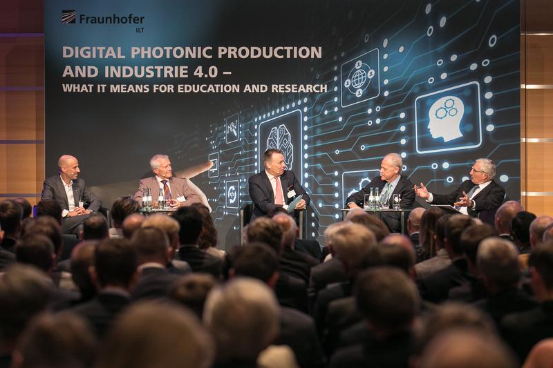 V. l. n. r.: Dr. Peter Leibinger, Prof. Burkhard Rauhut, Moderator Tobias Ranzinger, Prof. Reinhart Poprawe und Prof. Alfred Gossner diskutieren über Bildung und Forschung von morgen.