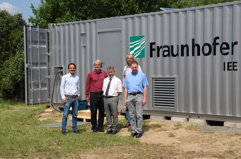 Das Kick-Off-Treffen des Projektkonsortiums fand am 5. Juni 2019 im Testzentrum für Intelligente Netze »SysTec« des Fraunhofer IEE statt.