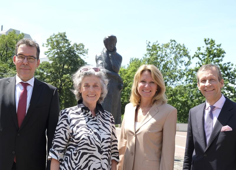 Hochschulratsvorsitzende Anne-José Paulsen (2.v.l.) und Senatsvorsitzender Prof. Dr. Wolfram T. Knoefel (r.) gratulieren Rektorin Prof. Dr. Anja Steinbeck und Kanzler Dr. Martin Goch zur Wiederwahl.