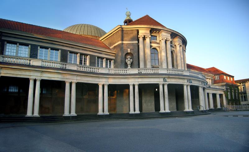 Die Max-Planck-Gesellschaft feiert die Eröffnung ihrer Jahresversammlung im Hauptgebäude der Universität Hamburg.