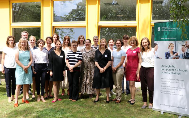 Frauen aus vielen Berufen und auf unterschiedlichen Stufen der Karriereleiter starten in das spezielles Weiterbildungsprogramm für Aufsichtsrätinnen an der Berlin Professional School der HWR Berlin