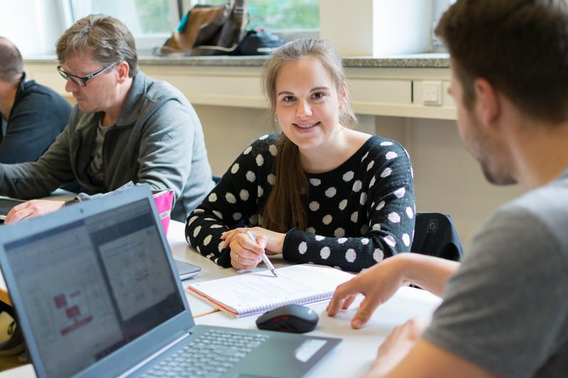 Innovative und praxisorientierte Lehrmodule bereiten die Studierenden auf Leitungs- und Koordinationsaufgaben im mittleren Management vor.