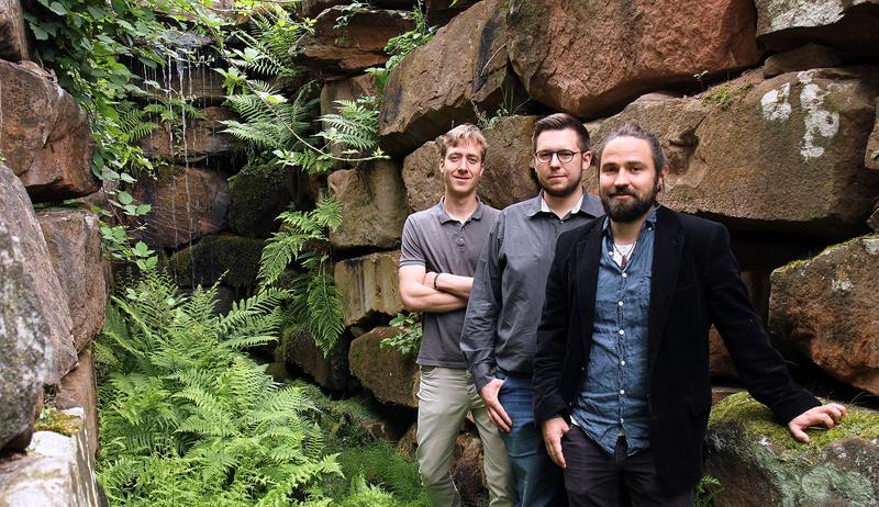 Die Gründer (v.l.n.r.) Martin Hamp, Björn Stichler und Dr. Tobias Graf haben die Fassadenbegrünung entwickelt. Foto: Koziel/TUK