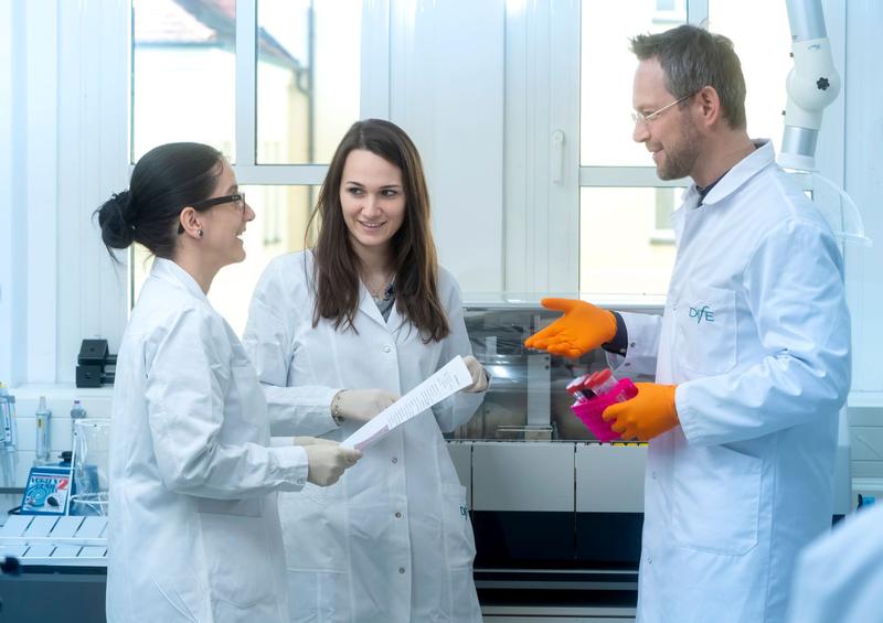 Thomas Laeger with first author Teresa Castaño-Martinez (center) and a technical assistant in the laboratory of the Department of Experimental Diabetology.