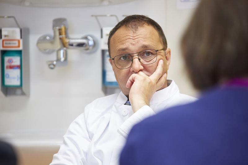 Prof. Dr. Selim Corbacioglu im Patientengespräch.