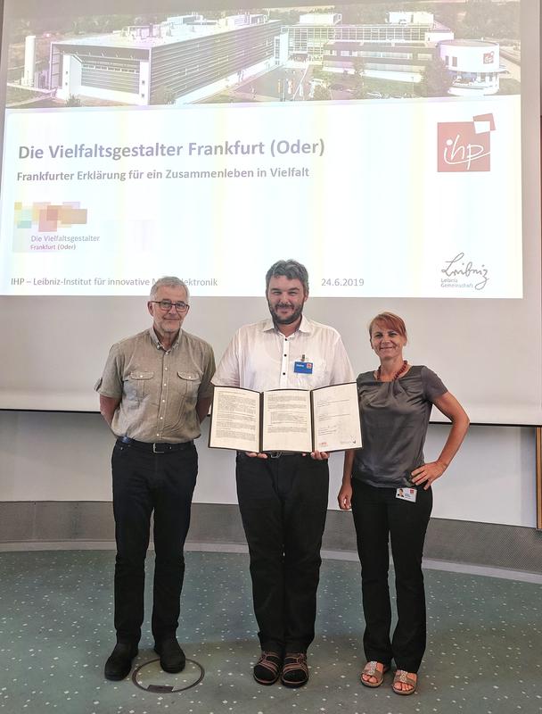 Prof. Dr. Bernd Tillack, Martin Hampel und Dr. Juliane Berghold (v.l.n.r.) präsentieren die Erklärung.