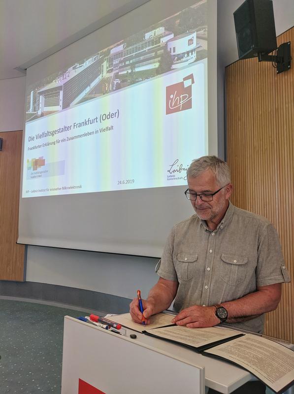 Prof. Dr. Bernd Tillack bei der Unterzeichnung.