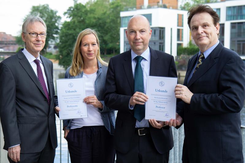 Am Freitag überreichten HFH-Präsident Prof. Dr. Peter François und HFH-Kanzler Prof. Dr. Johannes Wolf die Ernennungsurkunden an Prof. Dr. Vanessa Hoffmann und Prof. Dr. Wilhelm Specker. 